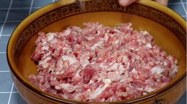 猪肉馄饨馅调制方法（小吃店老板教我调肉馅秘方）