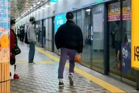 一女子手插兜在地铁站秀舞步，旁边人看得目瞪口呆，久久不肯离去图片