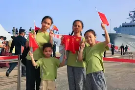 搭乘中国军舰撤离的10名外籍人员都是谁？是否浪费了我们的资源？图片