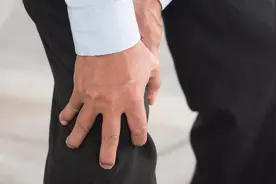 为什么很多人年过50岁就浑身疼？医生说出了原因，帮你解决问题图片