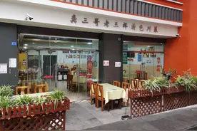 成都大哥三样菜开餐馆，秘制配方20万不卖，顾客直言：不准退休哟图片