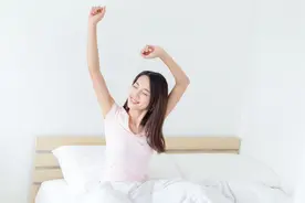 闺蜜经常来我家找我玩，5岁女儿说“阿姨鞋带总开”我恍然大悟图片