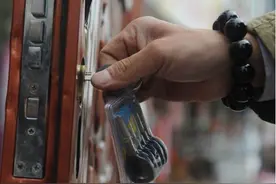 出门忘带钥匙别慌！只需找来一个塑料瓶盖，轻松解决大问题！图片