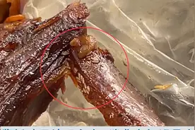 知名卤品店酱板鸭里惊现白点，消费者怀疑是虫卵……图片