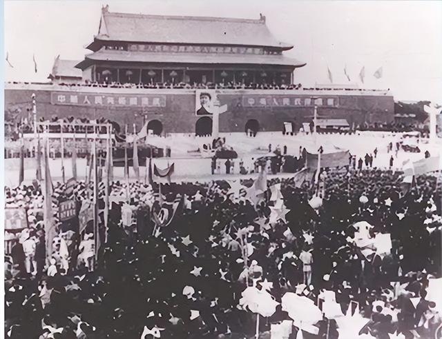 1941年，王洛宾回到兰州家中，出轨妻子问他：你今晚去哪儿住？