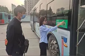 规范车容车貌 提升公交形象——郑州公交进行深度清洁树立公交窗口好形象图片