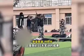 （视频）@太原人，太酷了！高校军训汇演，女生剪刀脚燃爆全场图片