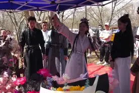 Angelababy剧组过生日，场地简陋没有蜡烛，工作人员不停催促图片