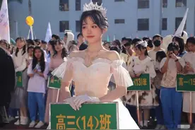 高三举牌校花一夜爆红，评论区却充满恶意：我受够裹小脑的人了图片