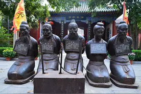 秦桧后人秦大士高中状元后，在岳飞墓前写下两句诗，成千古名句图片