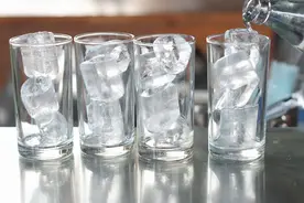 三伏天，喝白酒还是喝啤酒？建议：不管喝啥，牢记“2喝2不喝”图片