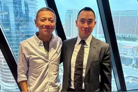 48岁何猷龙近照曝光，与杨受成长子合照显年轻，身材健硕有型有款图片