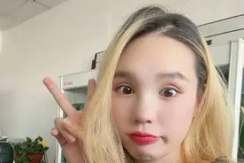 女人发型误区：黄色头发显白，羊毛卷减龄，反而显老还土气图片
