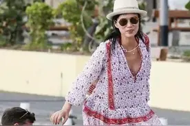 邓文迪越老越“妖”！穿碎花短裙荷尔蒙爆棚，难怪小鲜肉如此着迷图片
