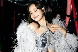 顶级女团BLACKPINK成员Lisa宣布参加“疯马秀”，后者主打脱衣舞表演裸体美学，网友热议：再唯美也是脱衣舞图片