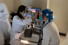 女子眼睛里挑出2厘米蠕动活虫 医生：摸猫狗后请注意手卫生图片