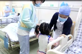 四岁女儿患病面临截瘫，90后妈妈毅然“取骨救女”图片