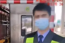 王大哥拉一车蔬菜过绿通，却因车上的一张篷布不免过路费！收费员认为：篷布不属于农产品！得正常交费图片