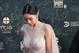 克拉拉的身材羡慕不来，穿金色裙配薄纱斗篷，168cm身材好美图片