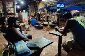 中国博主被困印度“小黑屋”，讲述三个月“魔幻生活”：老鼠比人多，每个月还发钱图片