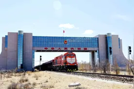 中国火车开入俄罗斯，为什么要停留5个小时？背后原因可不简单图片