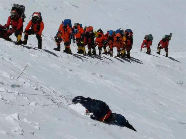 珠峰著名遇难者"绿靴子",20多年没人敢将他搬下山,究竟为何?