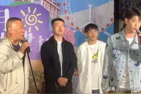 郭德纲带领徒弟，免费撂地演出，演出阵容竟然比商演还豪华！图片