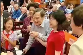 杨振宁正式度过100岁生日！46岁翁帆显富态，两人恩爱18年如一日图片