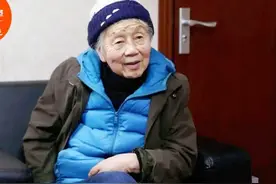 92岁患癌孤寡老人的晚年：卖房得到100万，不舍得花，拿去建小学图片