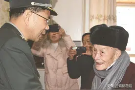 他曾获得十次一等功，一晚上暗杀19名日军，拿着对方武器从容离开图片