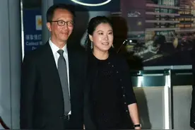 伏明霞与大26岁老公结婚20年！老少配婚姻惹关注，6年生3子很幸福图片