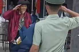 传承！退伍回家与老兵爷爷互敬军礼图片