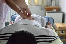 “出逃”的盲女：出生差点被母亲扔掉；儿时被叔叔用电线绑起来通电；成年后被“卖”给一个下半身瘫痪的男人图片