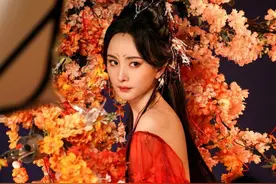 杨幂狐妖造型释出，首次尝试妖狐妆媚眼如丝超惊艳，大长腿好吸睛图片