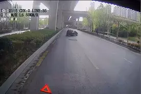 私家车BRT专用道抛锚，驾驶员徒手推车助力脱困图片