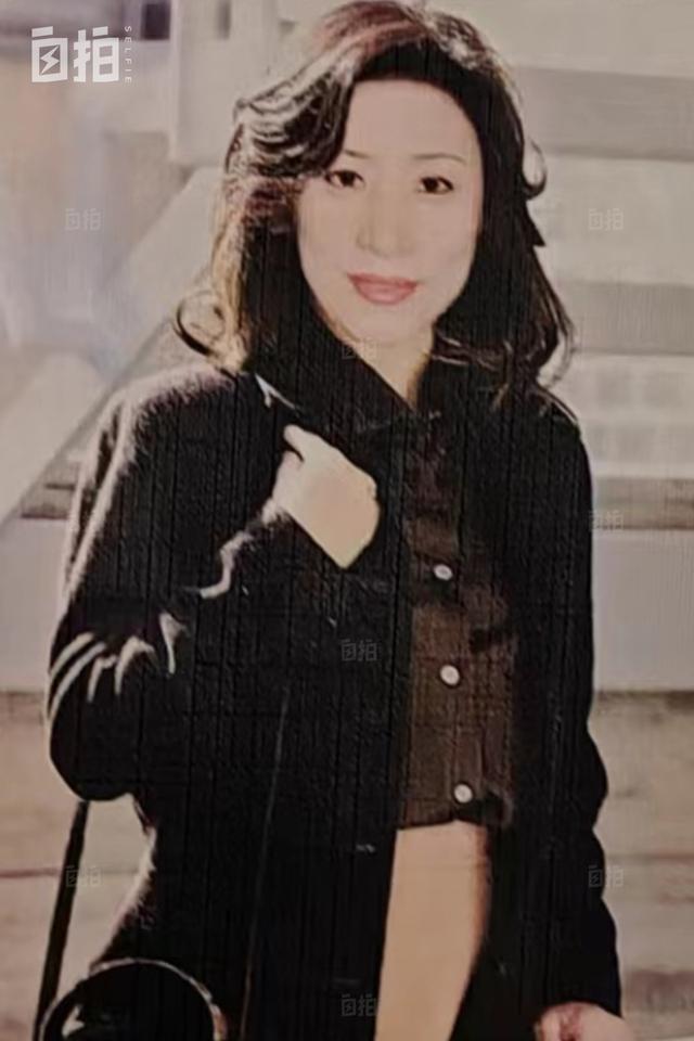 女子穿警服半辈子 60岁后走秀拿奖