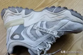 白鞋子脏了黄了别用水擦，教你一个清洗绝招，洗完和新的一样白亮图片