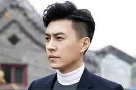 靳东：中专生逆袭成“精英”，娶二婚李佳为妻，家庭事业双丰收图片
