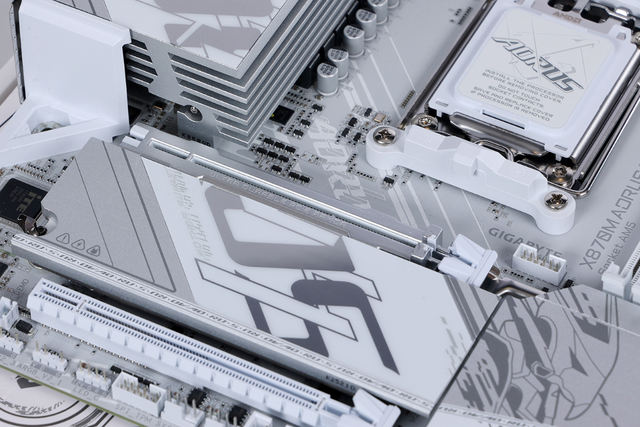 11月全白主流装机配置：9700X+X870M冰雕+5080HOF海景房主机