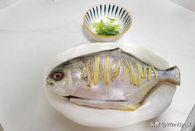 花胶炖老母鸡的功效 花胶炖老母鸡的功效与禁忌