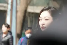 网友在北京鼓楼偶遇宋轶！本人比电视上好看太多了！她真的好白啊图片