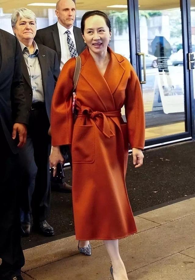 看了50岁孟晚舟的穿搭,我才发现:大衣不配丝袜,打底裤,更优雅