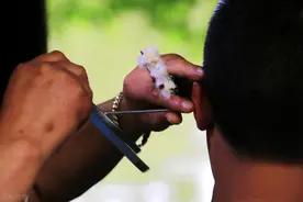 【爱耳日系列科普之耵聍】耳朵耳屎不要随便掏，小心掏出鼓膜穿孔图片