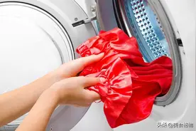 今天才知道，洗床单时加一碗水，不管床单多脏多旧，瞬间洁净如新图片