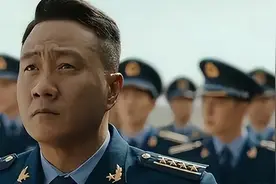 连《新闻联播》都给8秒特写，网友评：中国电影工业真的站起来了图片