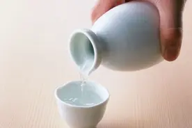 白酒里滴入食用油，好酒坏酒直接“现原形”，建议爱喝酒的都看看图片