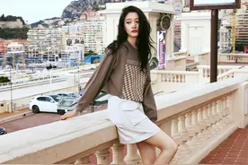 关晓彤摩纳哥街拍，夏日焦糖运动造型，漫步街头，活力自在！图片