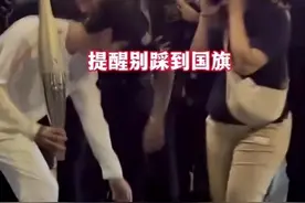 巴黎这一夜，弯腰捡国旗、逼得巴黎警察说河南话的王一博，赢麻了图片