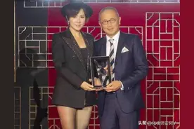 刘嘉玲真放得开！黑丝配超短裤下半身像没穿一样，抓眼球很有一套图片