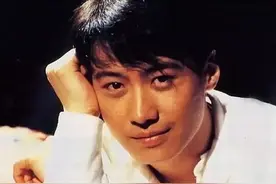 黎明人到中年也不油腻，穿一身黑色风采依旧，英俊的气质十分显著图片